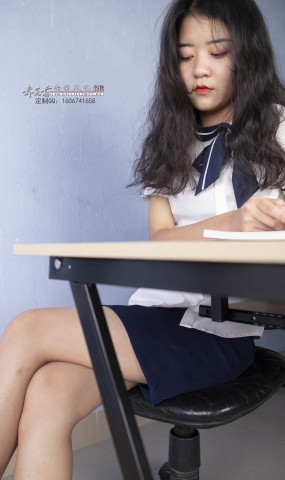 南国足艺 NO.034 气质美女小雨办公室女郎，秀高跟美脚，红润修长的脚底 