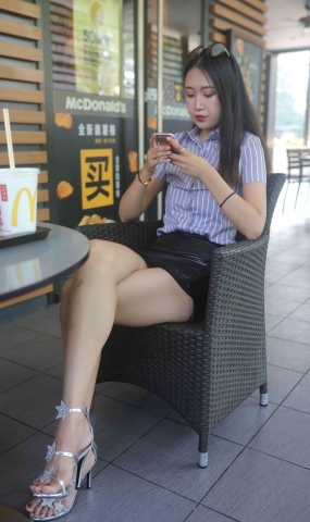 [魔镜街拍] 003 长腿皮裙美女 