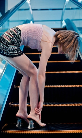 [魔镜街拍] 013 时尚街拍小背心加短裙 