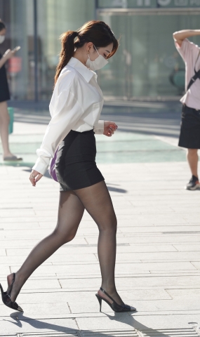 [魔镜街拍] 184 街拍黑丝包臀裙小姐姐 